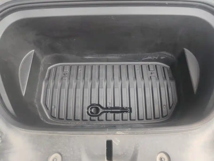 Tesla Model Y — миниатюра 10