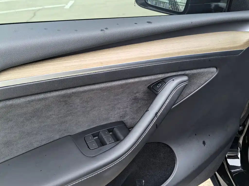 Tesla Model Y — миниатюра 26