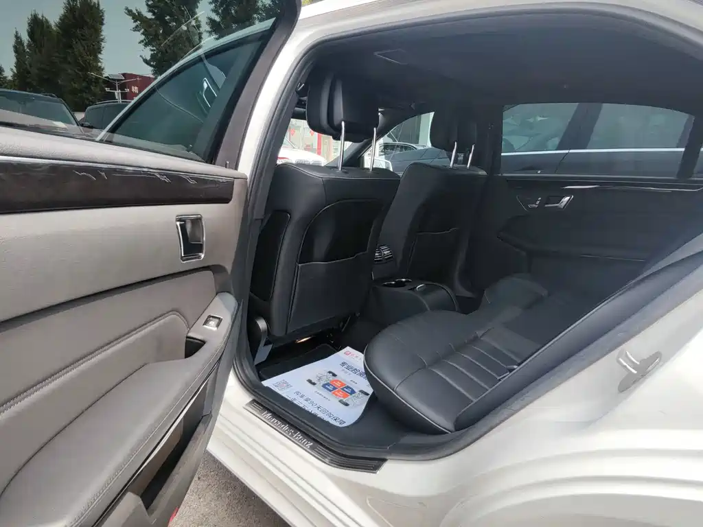 Mercedes-Benz E-Class — миниатюра 9