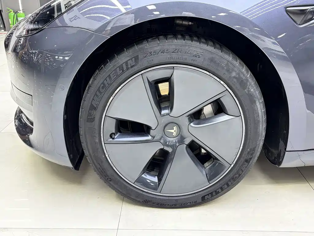 Tesla Model 3 — миниатюра 8