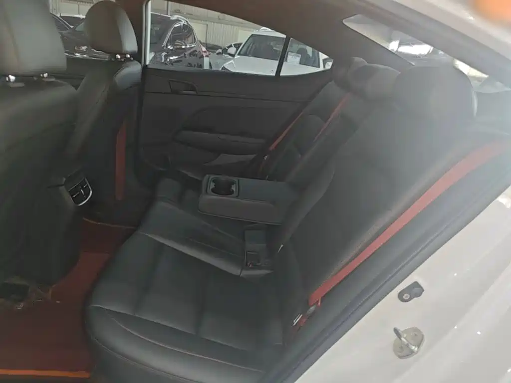 Hyundai Elantra — миниатюра 17