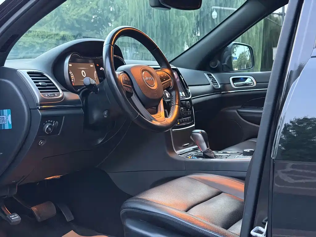 Jeep Grand Cherokee (Import) — миниатюра 5