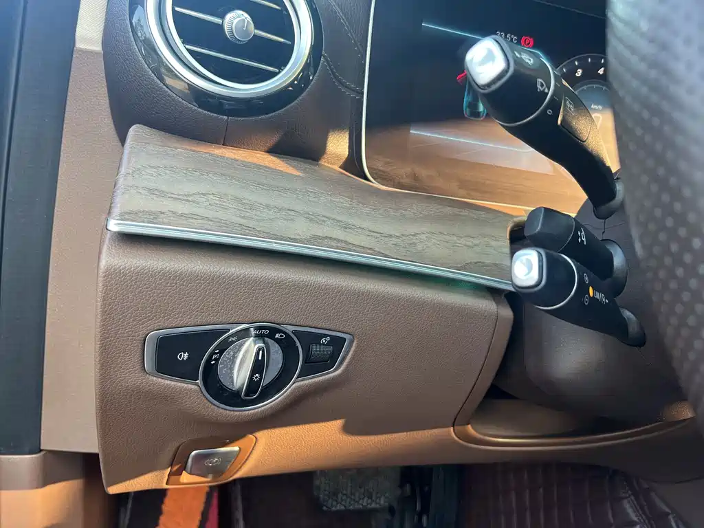 Mercedes-Benz E-Class — миниатюра 8