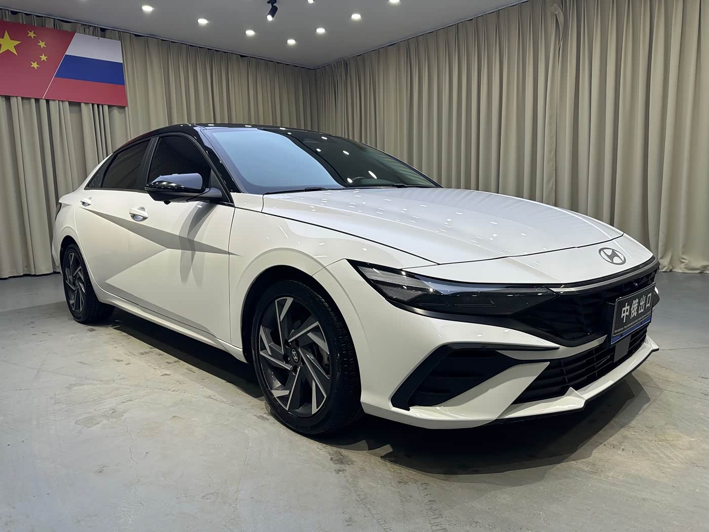 Hyundai Elantra 1.5 л 2023 г. Белый, пробег 48000 км
