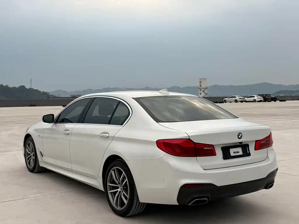 BMW 5 Series — миниатюра 9