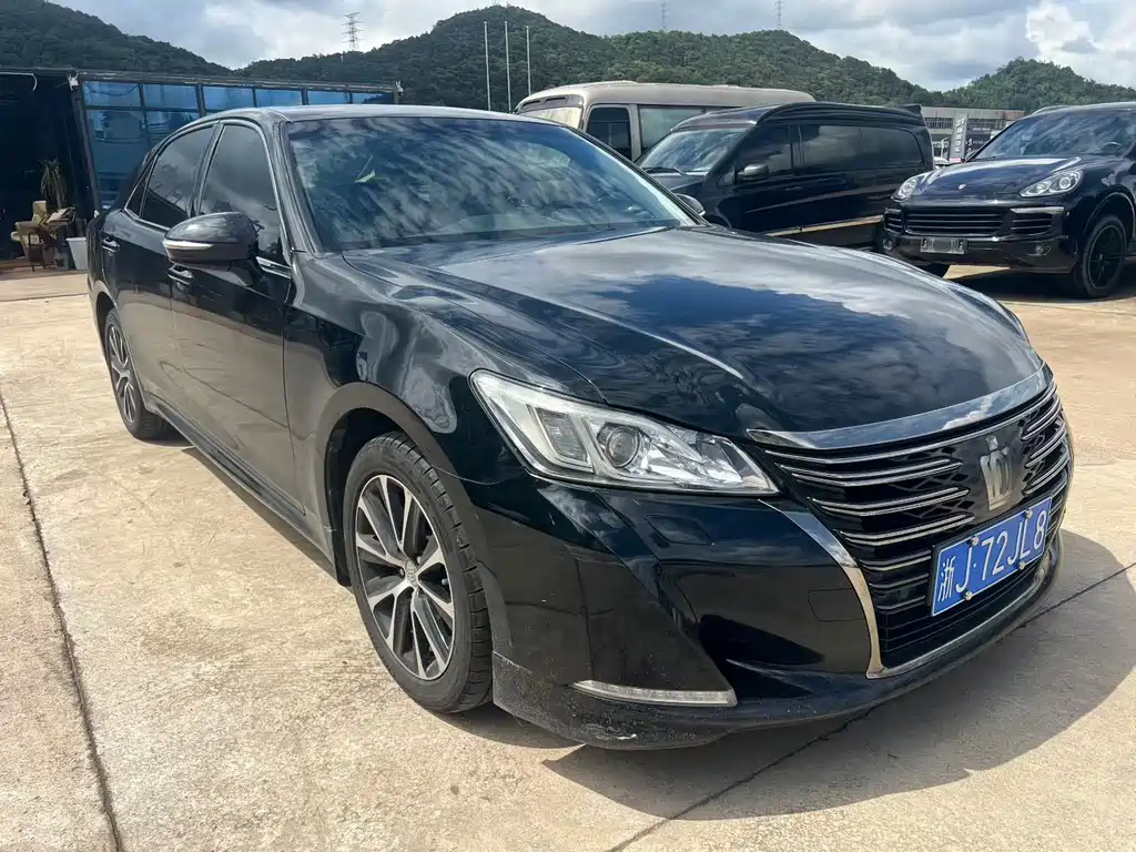 Toyota Crown — миниатюра 3
