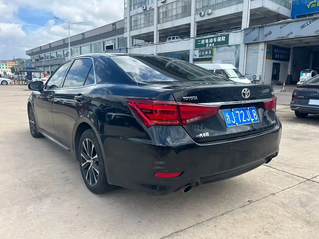 Toyota Crown — миниатюра 7