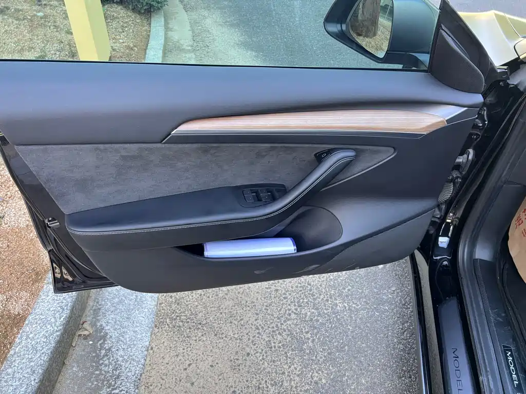 Tesla Model 3 — миниатюра 10