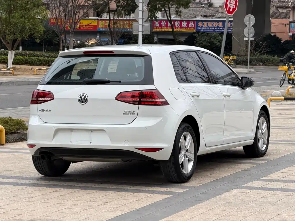 VOLKSWAGEN GOLF