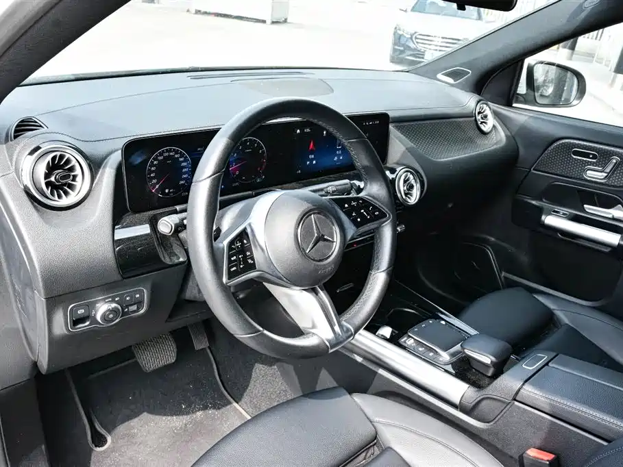 MERCEDES-BENZ GLA