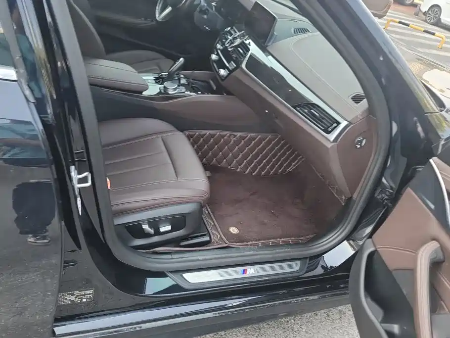 BMW 5 Series — миниатюра 8