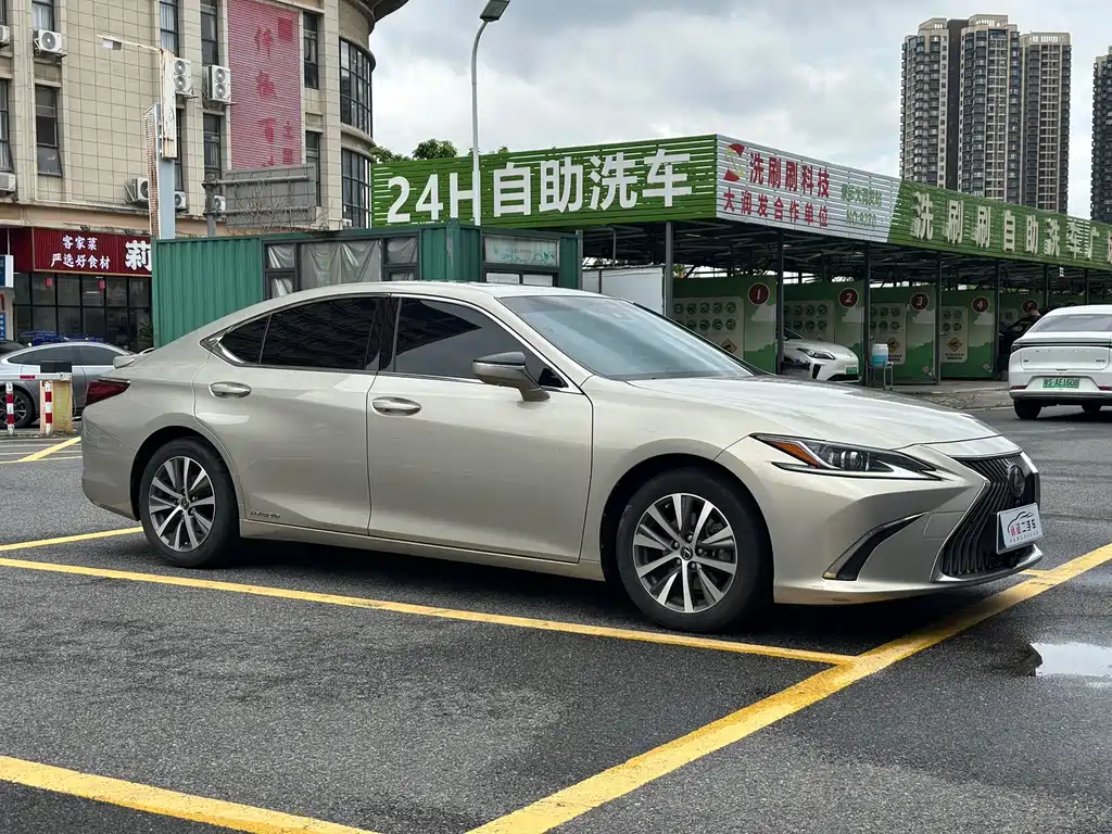 Lexus ES 2018 300h V