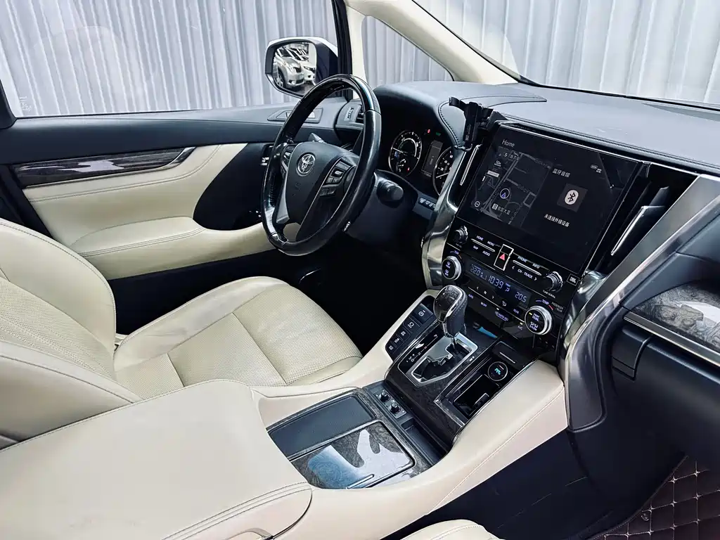 Toyota Alphard — миниатюра 13