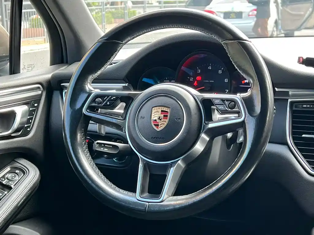 PORSCHE MACAN