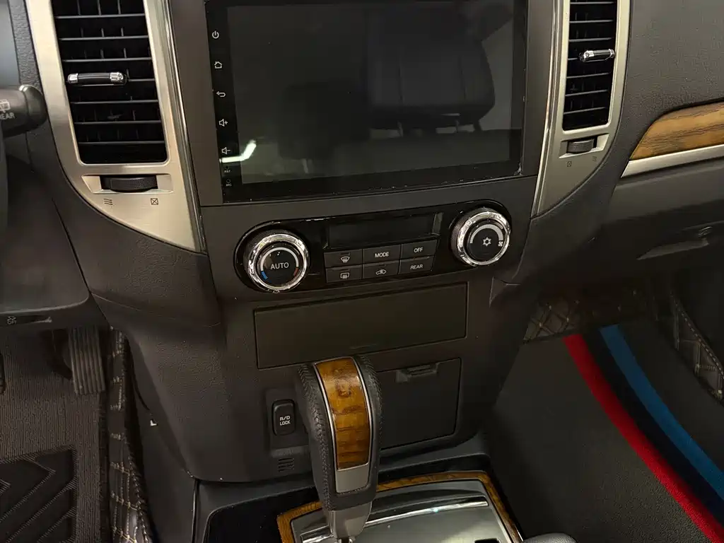 Mitsubishi Pajero (Import) — миниатюра 10