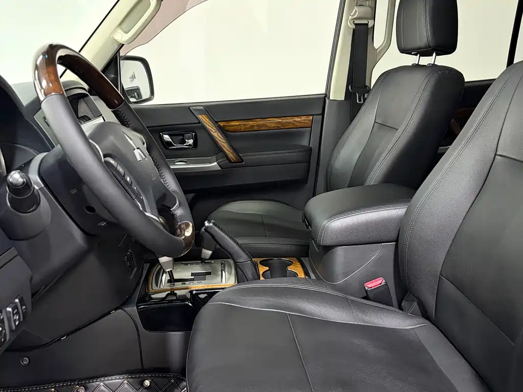 Mitsubishi Pajero (Import) — миниатюра 7