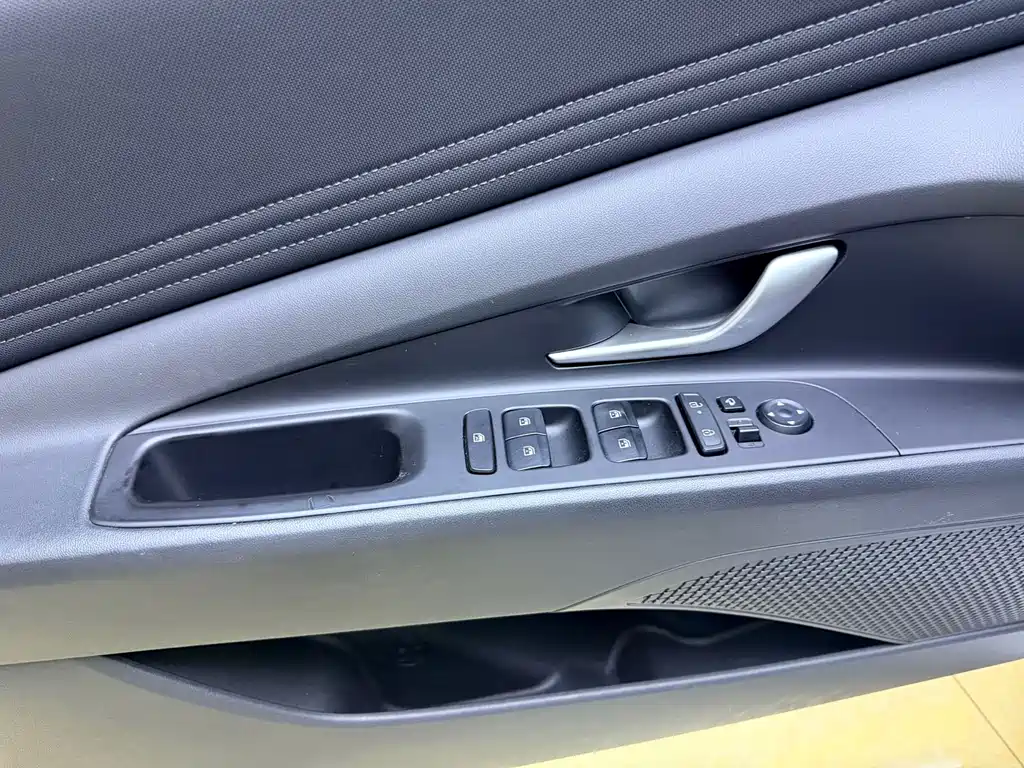 Hyundai Elantra — миниатюра 12