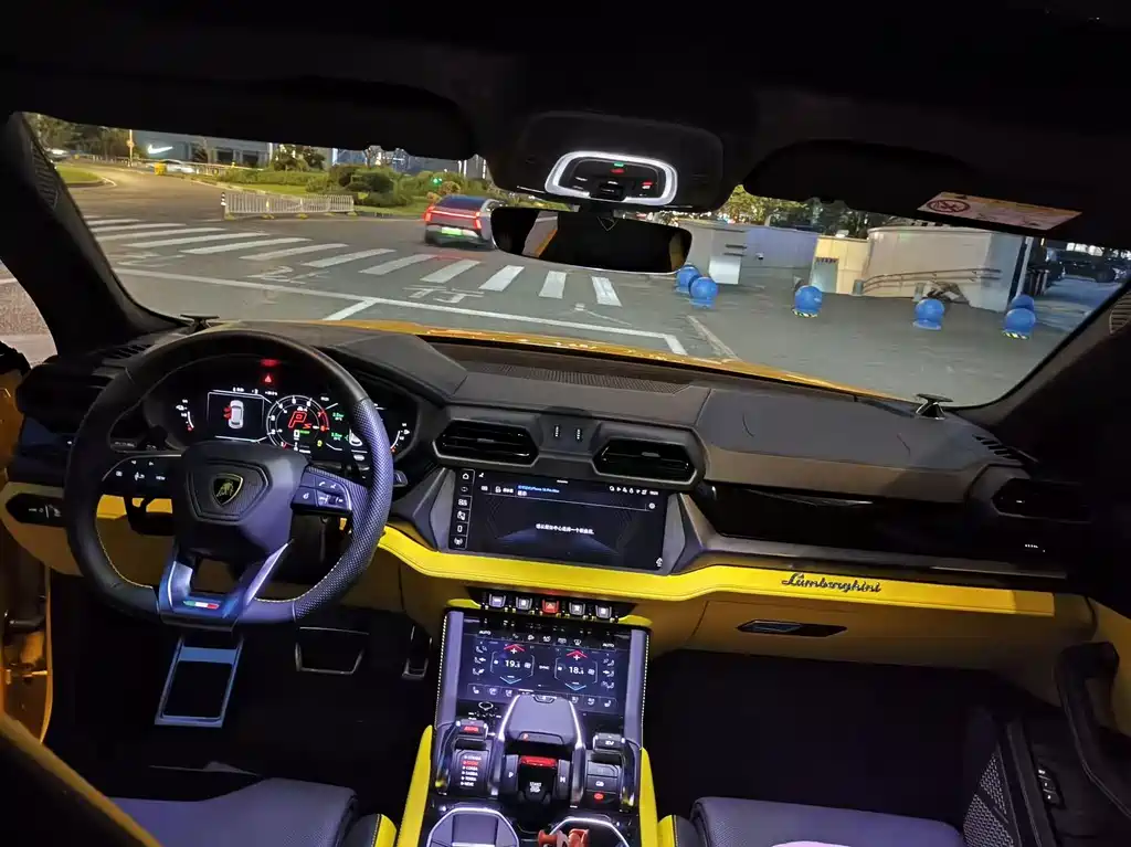 Lamborghini Urus SE — миниатюра 7