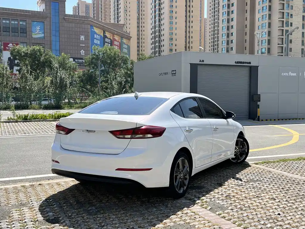 Hyundai Elantra — миниатюра 6