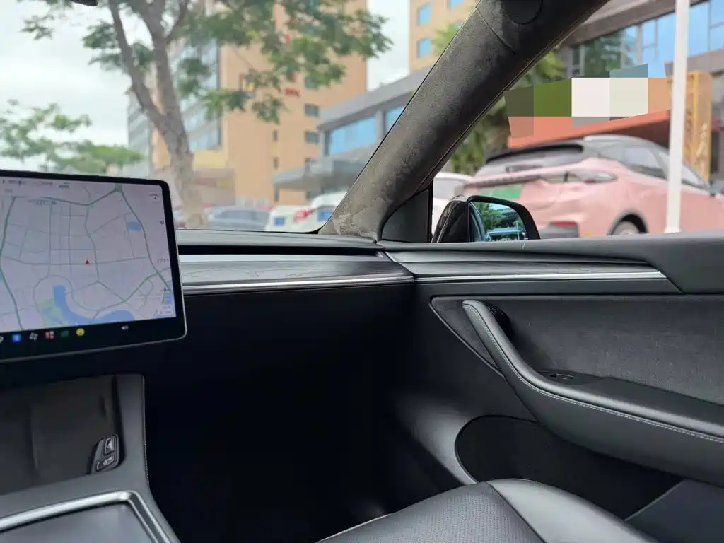 Tesla Model Y — миниатюра 9