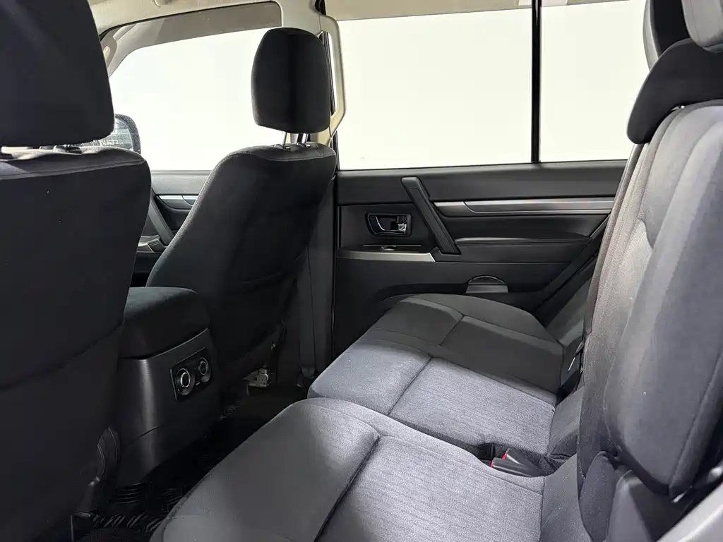 Mitsubishi Pajero (Import) — миниатюра 13