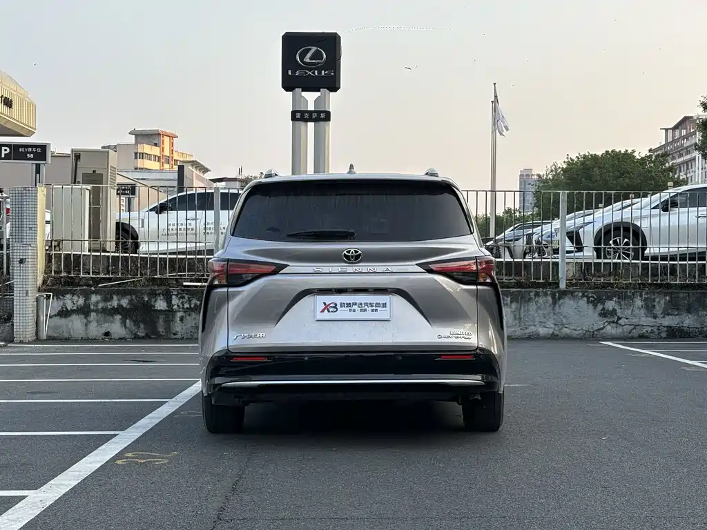 Toyota Sienna — миниатюра 6