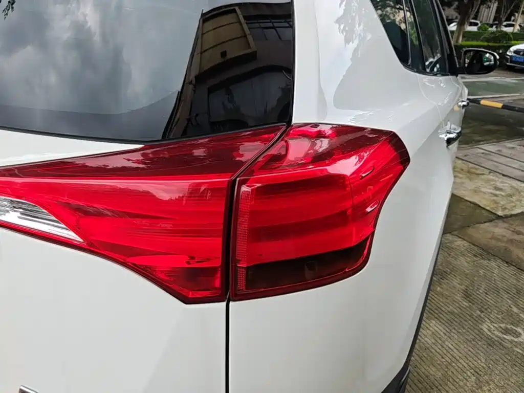Toyota RAV4 — миниатюра 8
