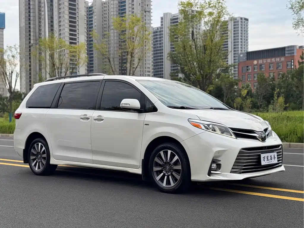 Toyota Sienna — миниатюра 3
