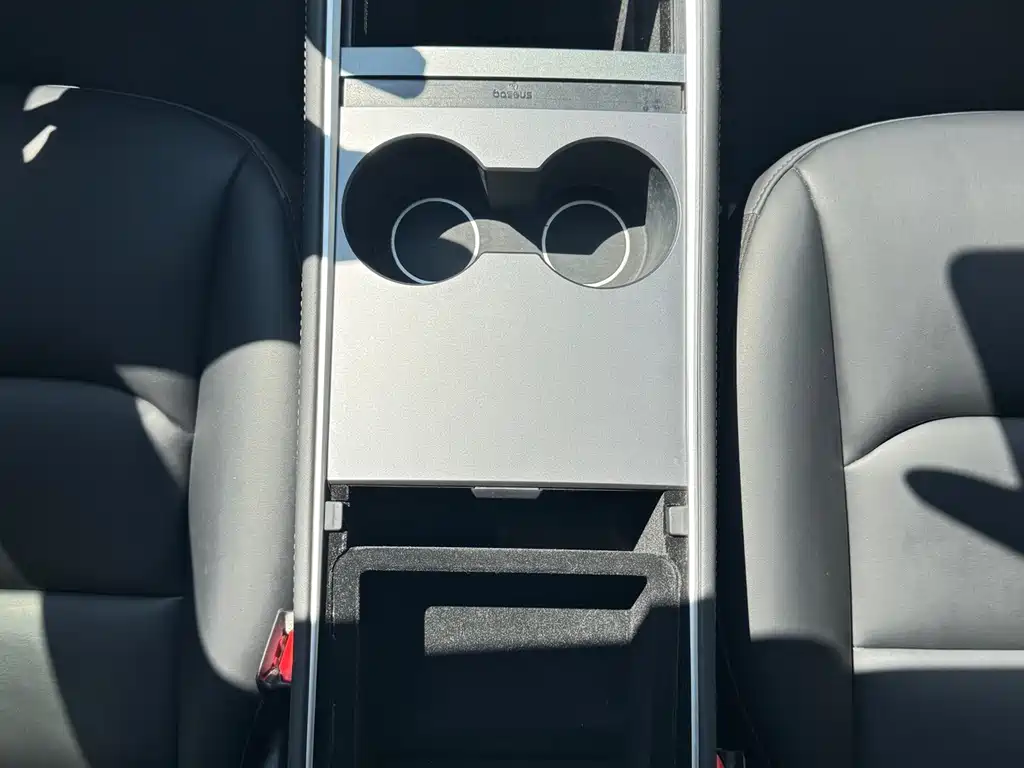 Tesla Model Y — миниатюра 26