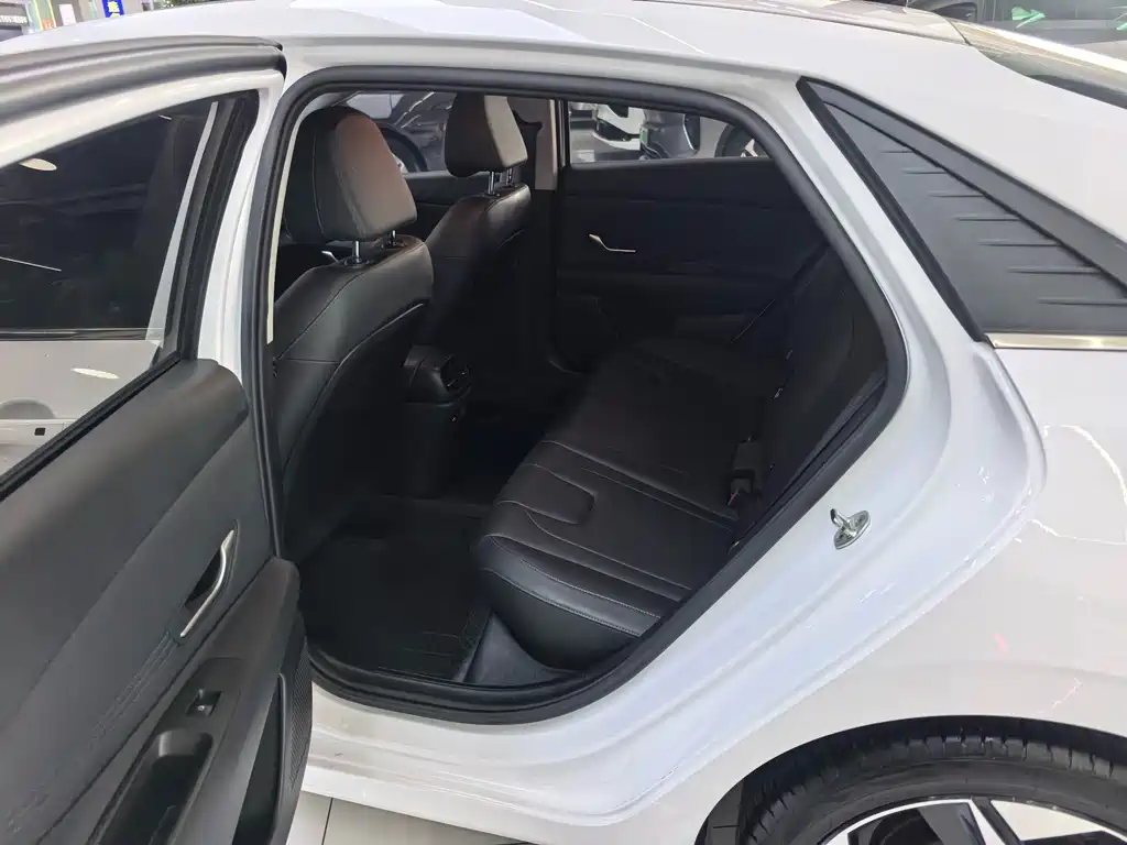Hyundai Elantra — миниатюра 7