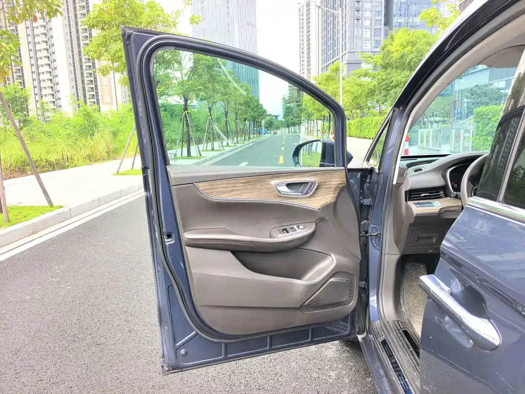 Roewe iMAX8 New Energy — миниатюра 13