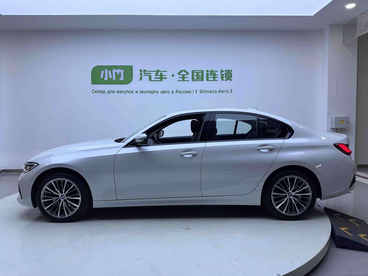 BMW 3 Series 2.0 л 2022 г. Белый, пробег 43800 км