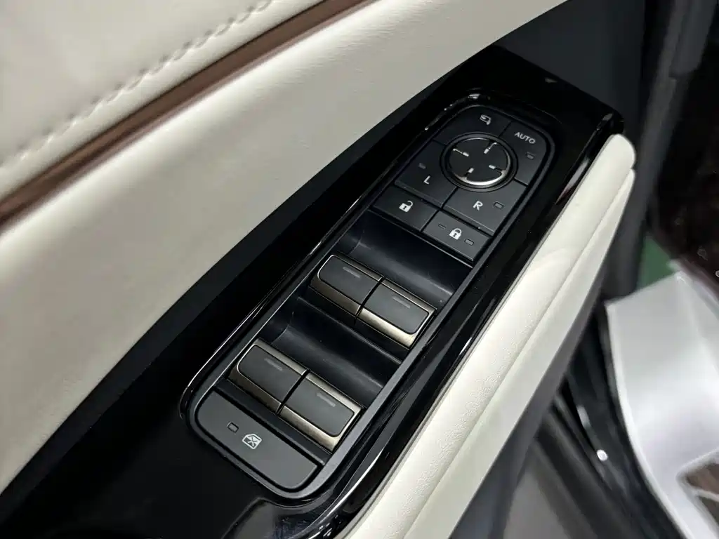 Lexus LM — миниатюра 12