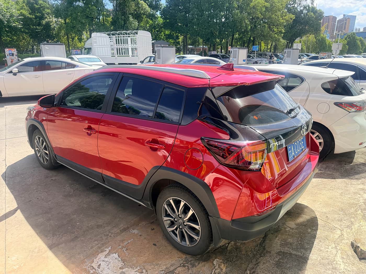 Toyota YARiS L Zhi Xuan 1.5 л 2022 г. красный/фиолетовый, пробег 9000 км