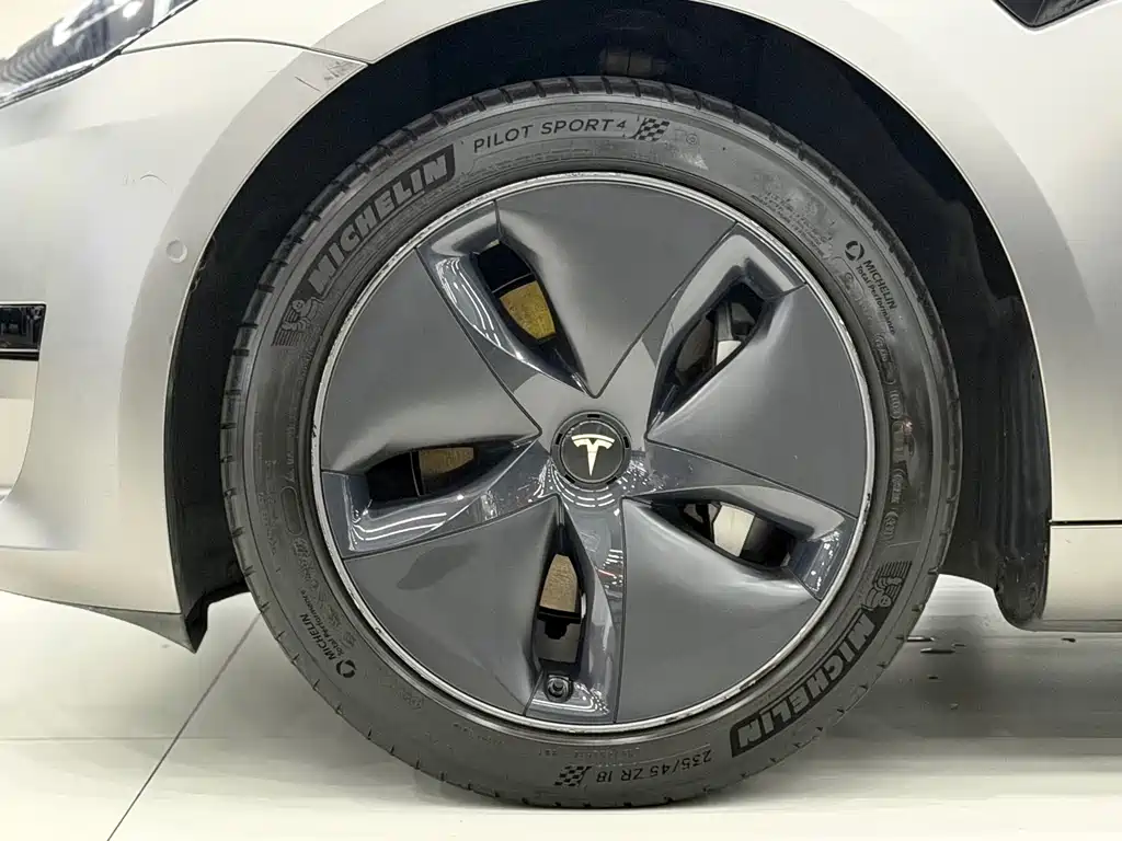 Tesla Model 3 — миниатюра 17