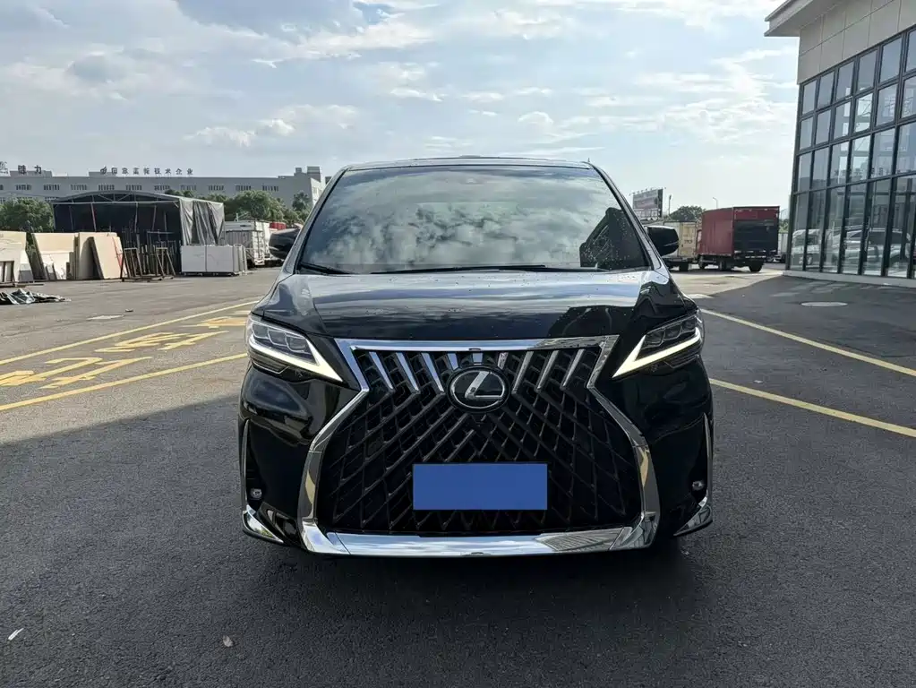 Lexus LM