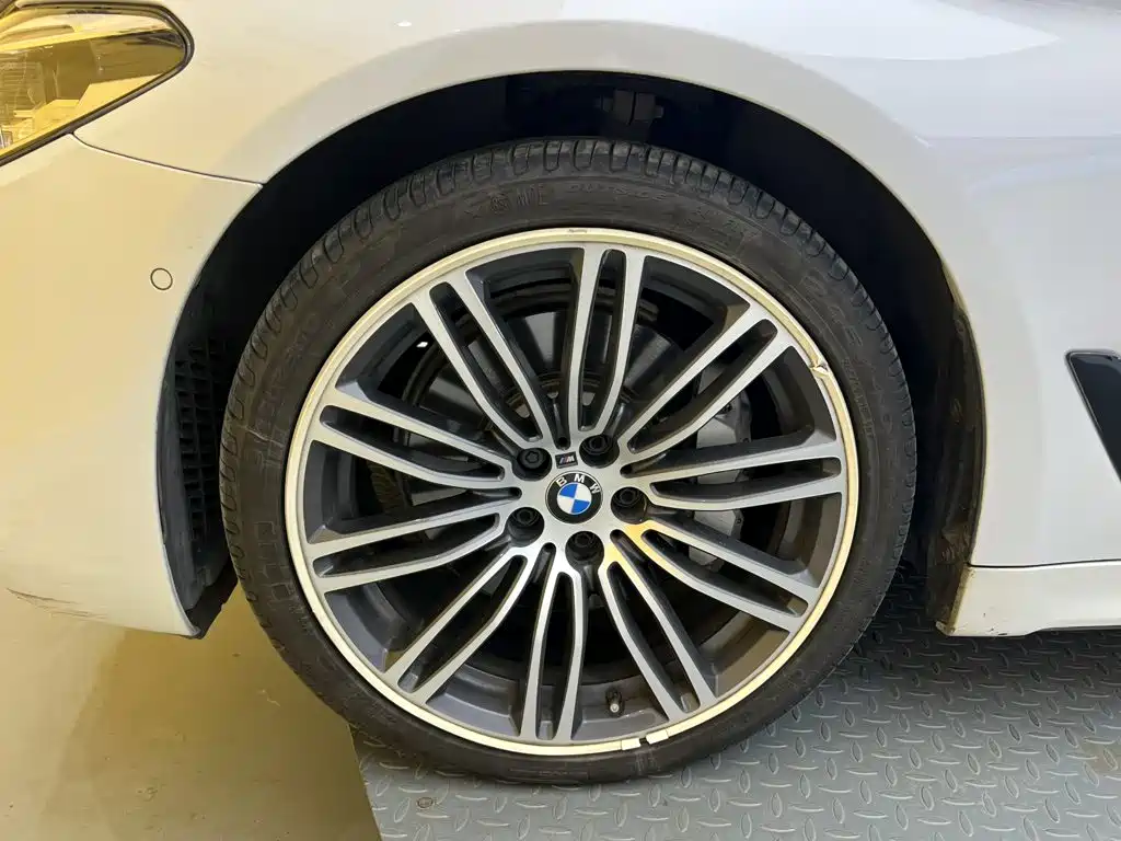 BMW 5 Series — миниатюра 10