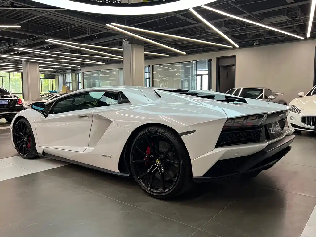 LAMBORGHINI AVENTADOR