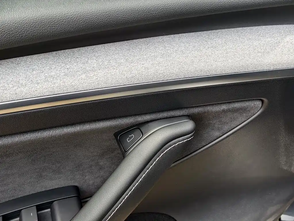 Tesla Model Y — миниатюра 8