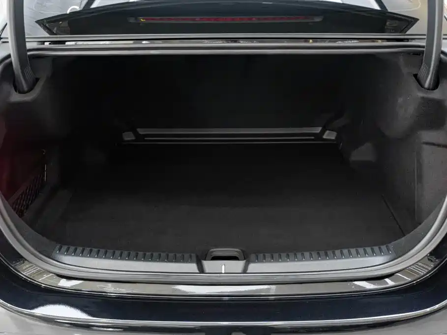 Mercedes-Benz E-Class — миниатюра 12