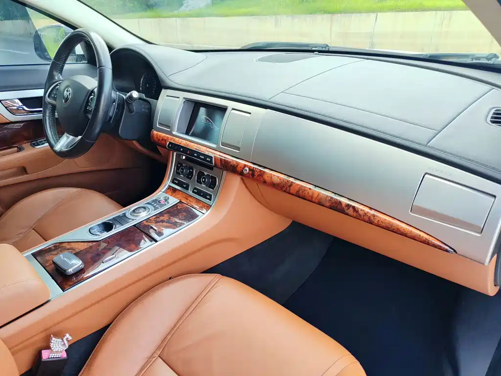 Jaguar XF — миниатюра 18
