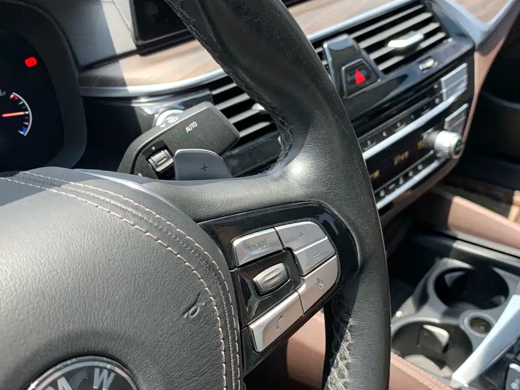 BMW 5 Series — миниатюра 24