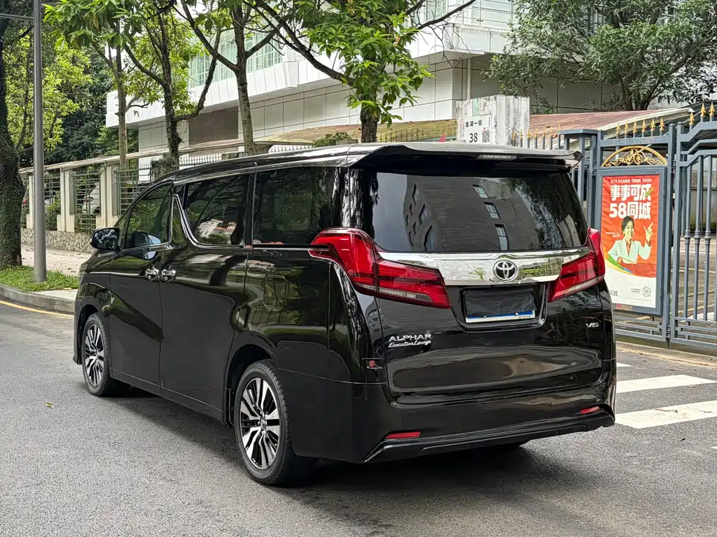 Toyota Alphard — миниатюра 21