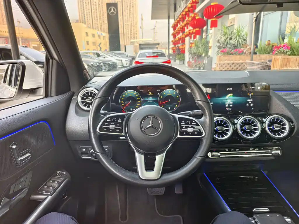 MERCEDES-BENZ GLA