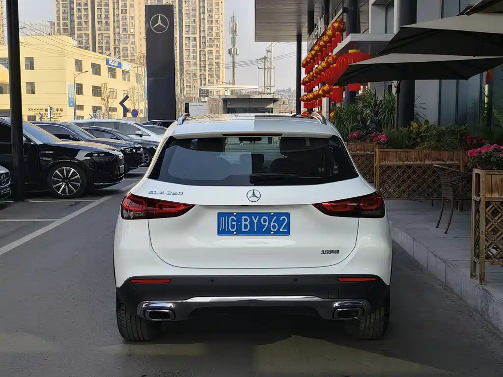 MERCEDES-BENZ GLA