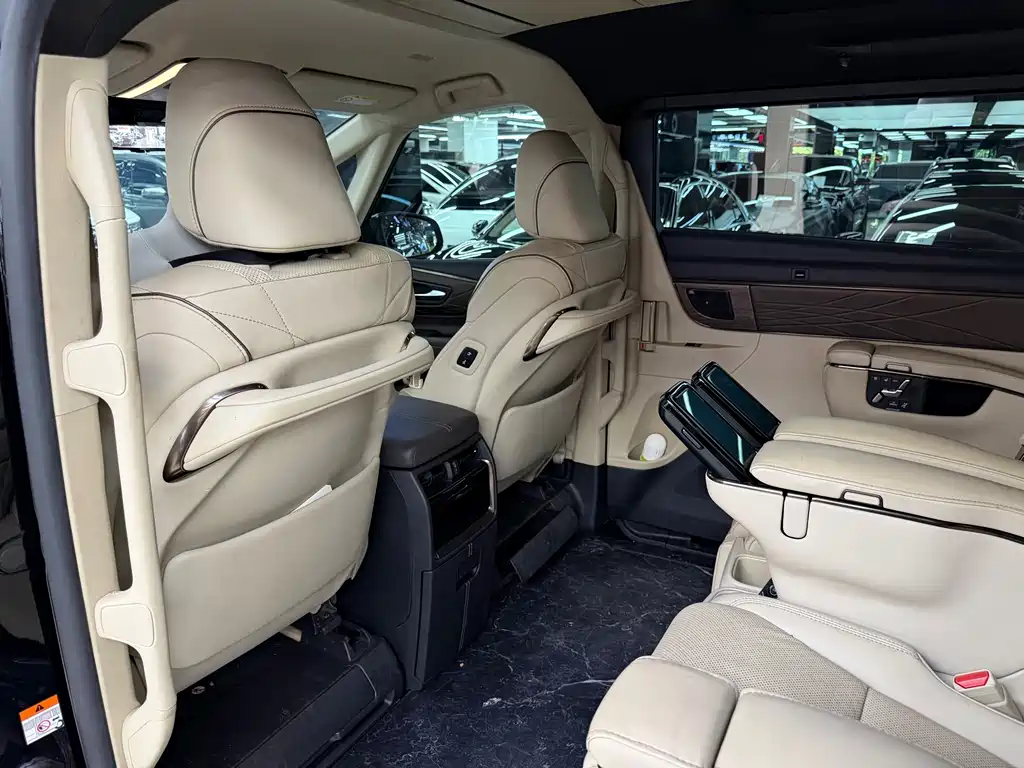 Toyota Alphard — миниатюра 12