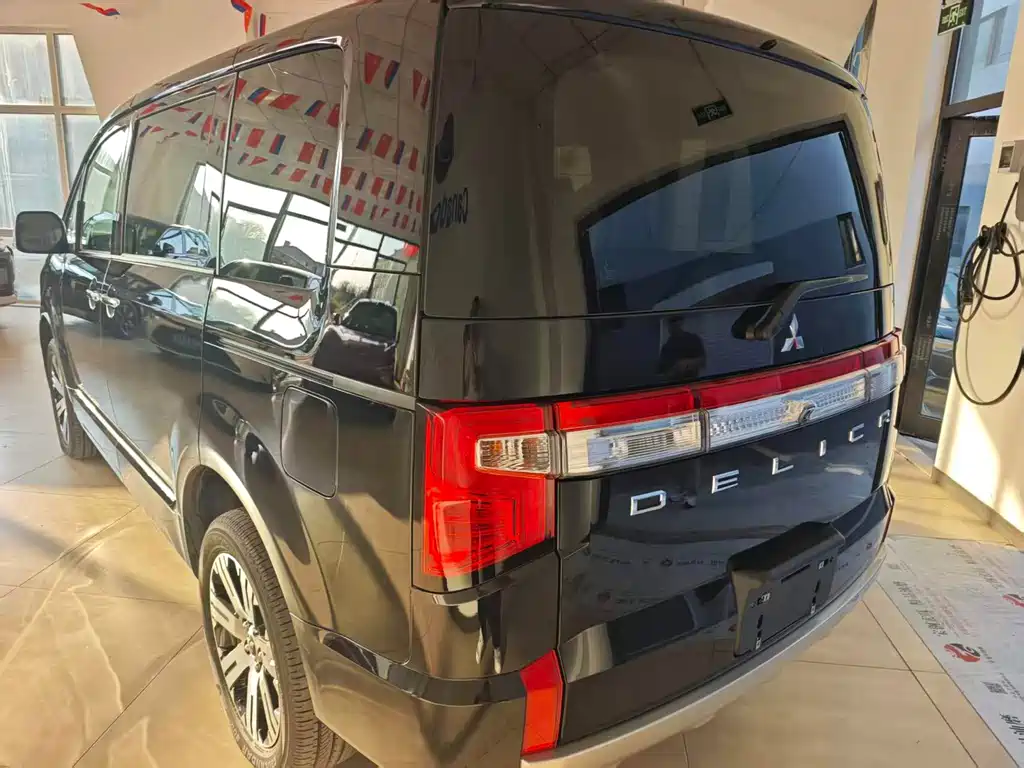 Mitsubishi Delica — миниатюра 8