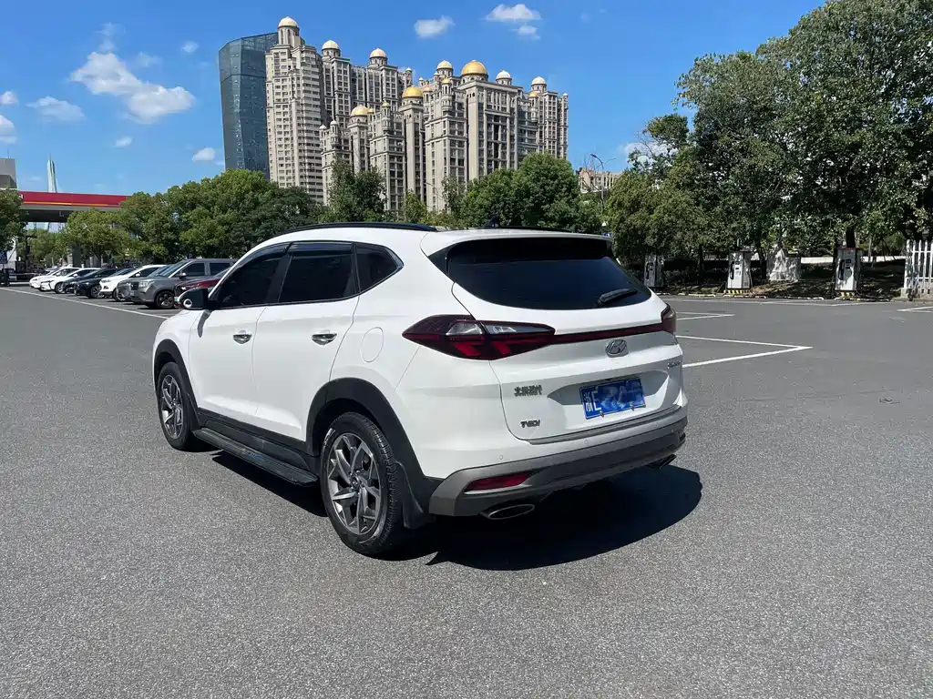 MODERN TUCSON