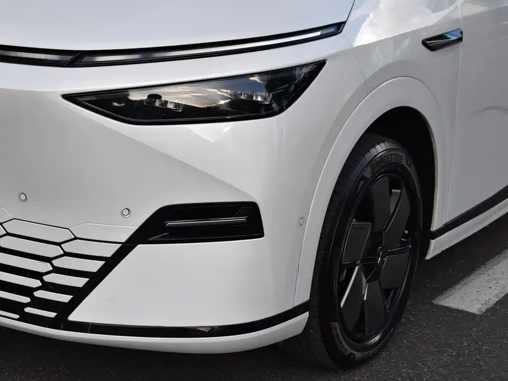 XPeng X9 — миниатюра 6