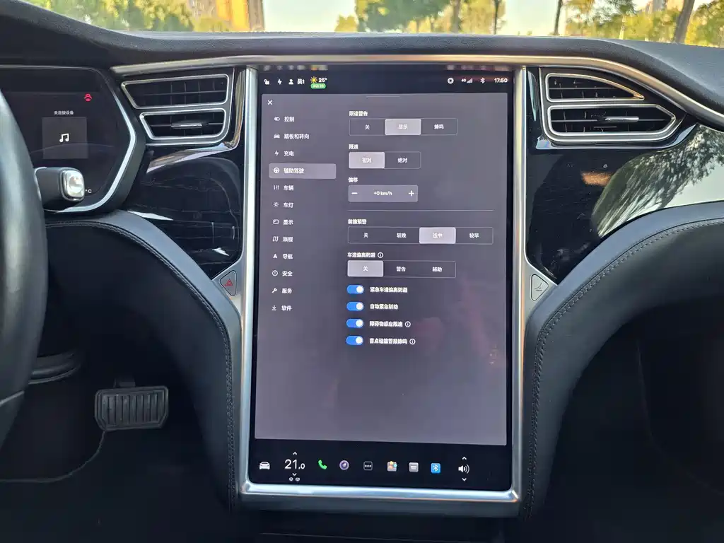 Tesla Model S — миниатюра 16